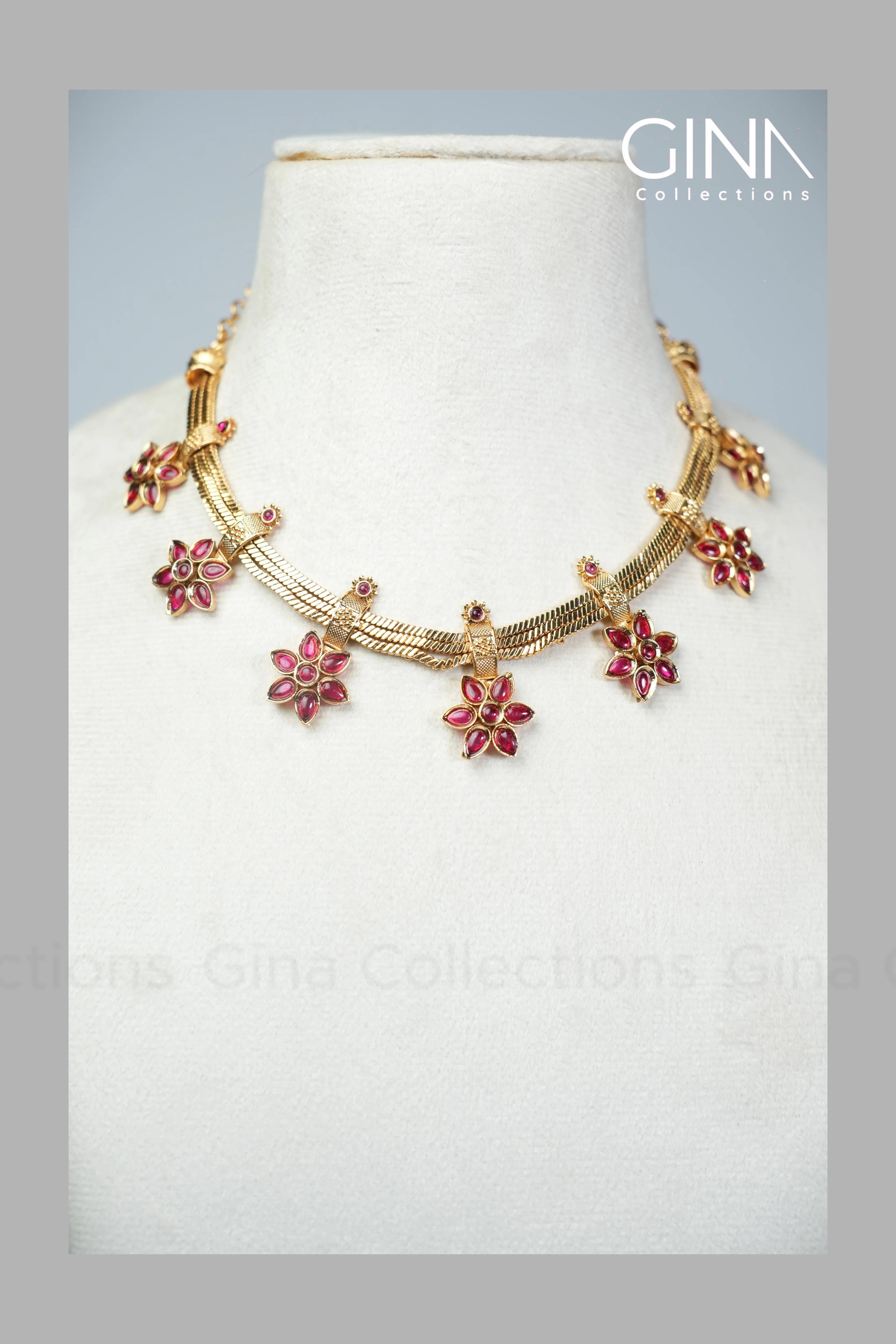 Red stone floral accents short necklace