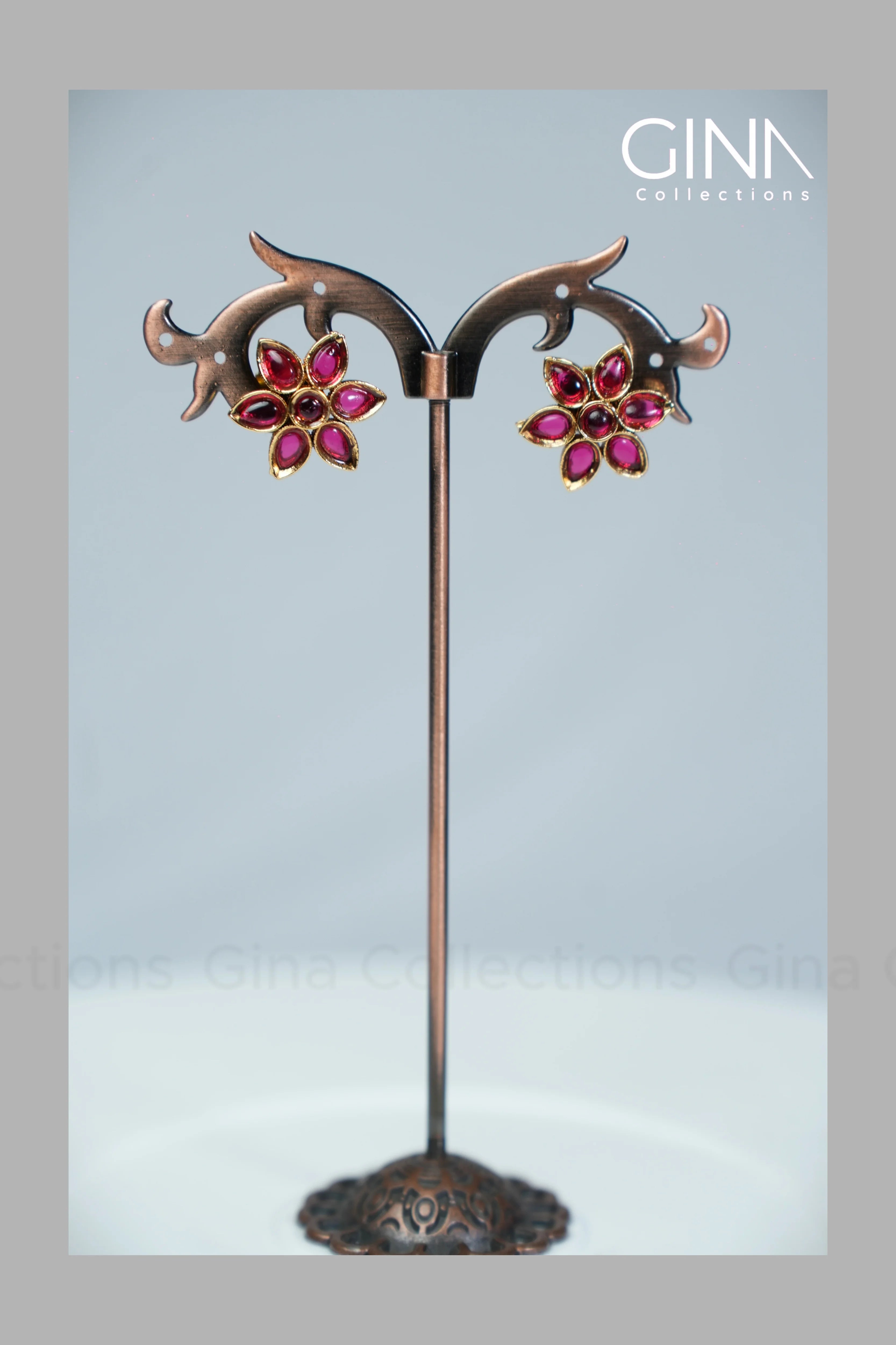Red stone floral accents short necklace