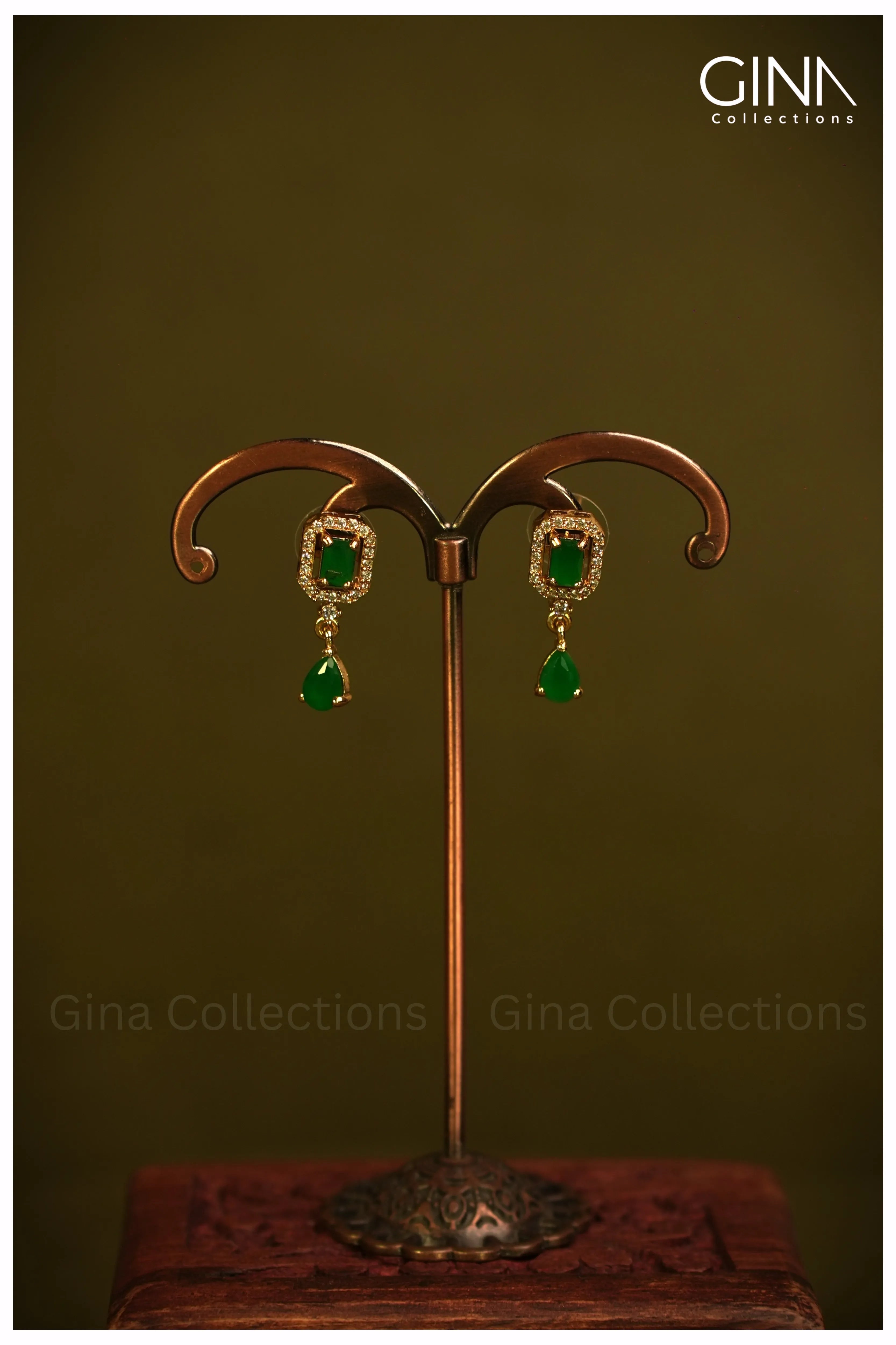 Sleek Emerald Short Necklace