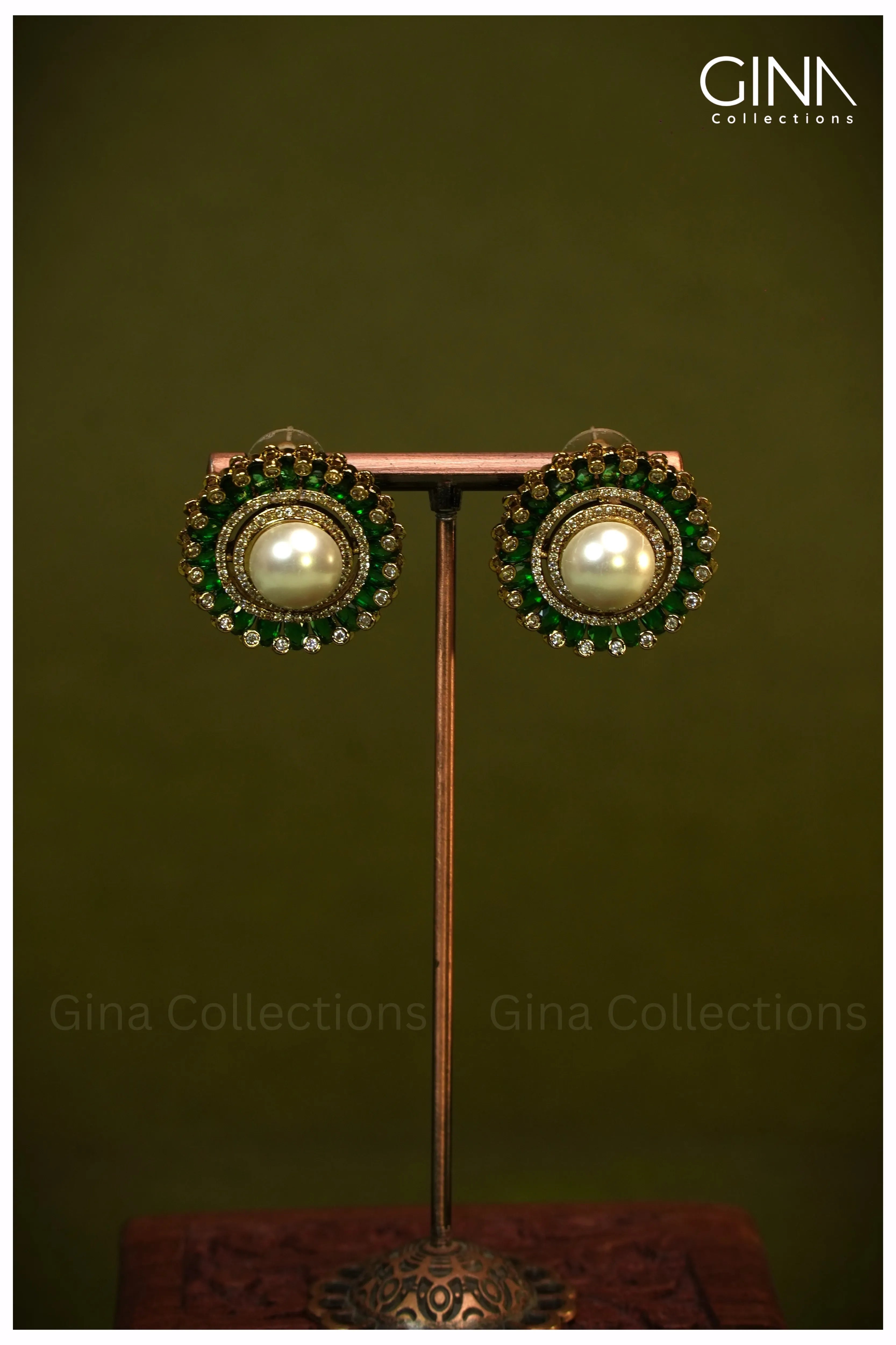 Emerald and Pearl Round Pendant Hasli