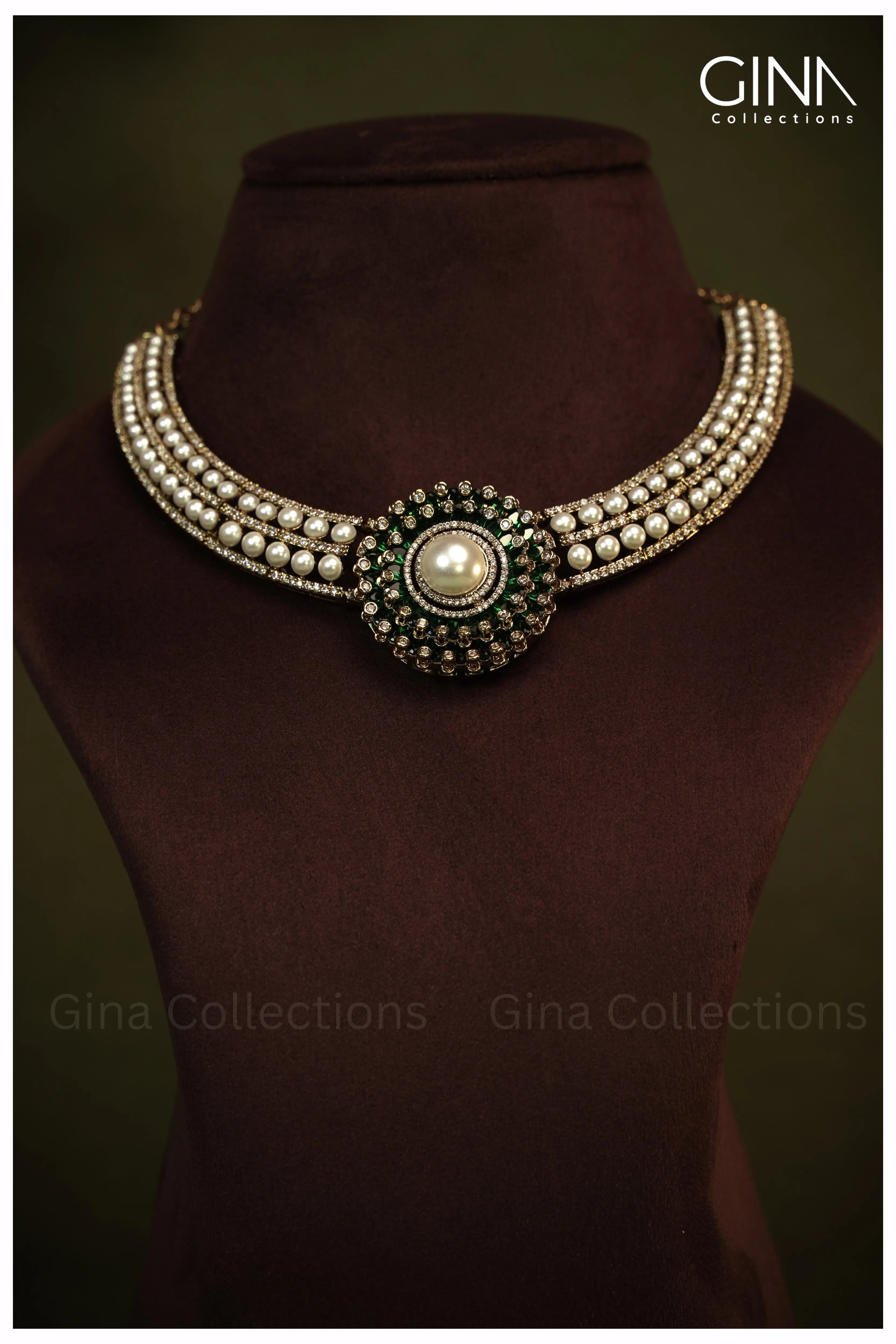 Emerald and Pearl Round Pendant Hasli