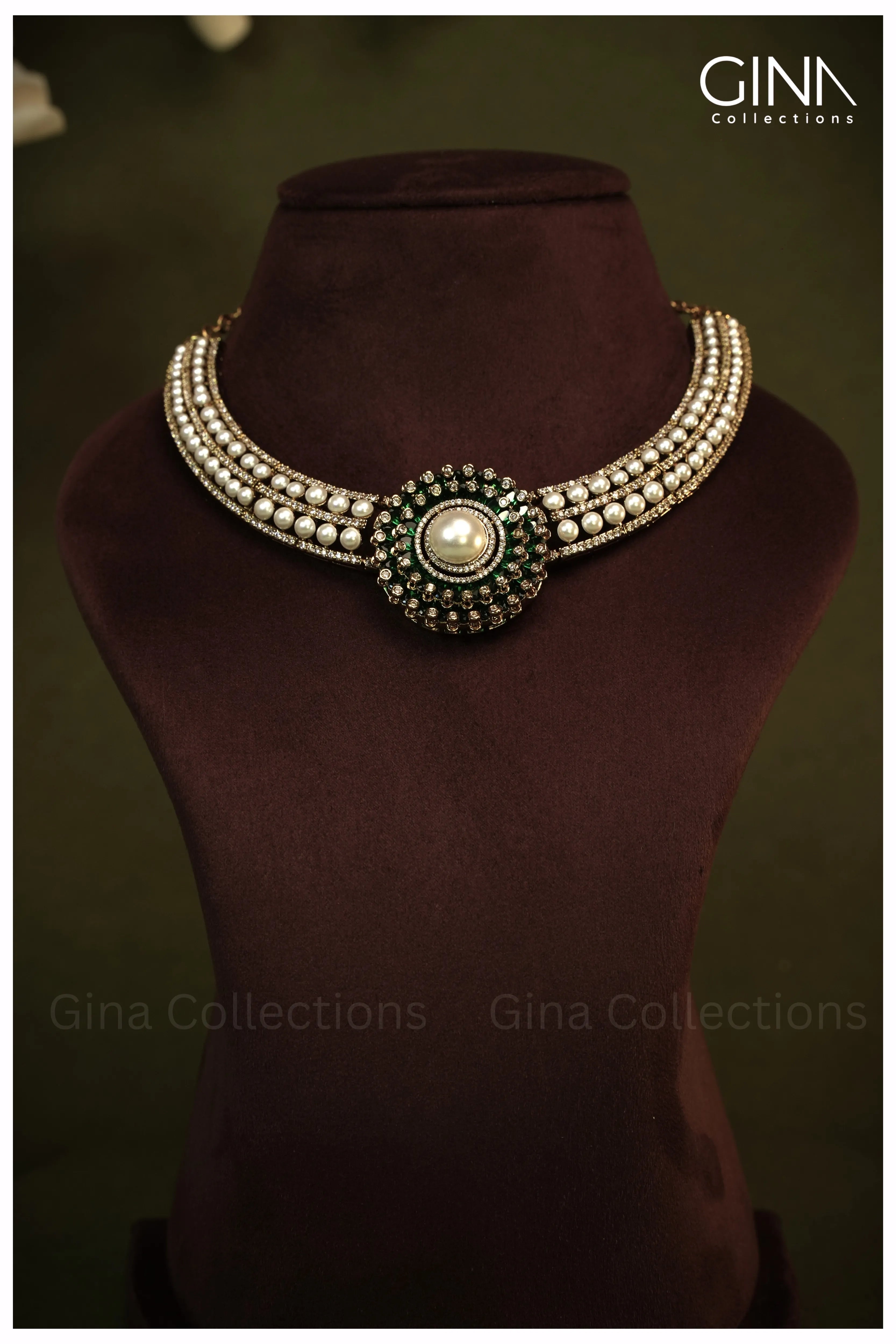 Emerald and Pearl Round Pendant Hasli