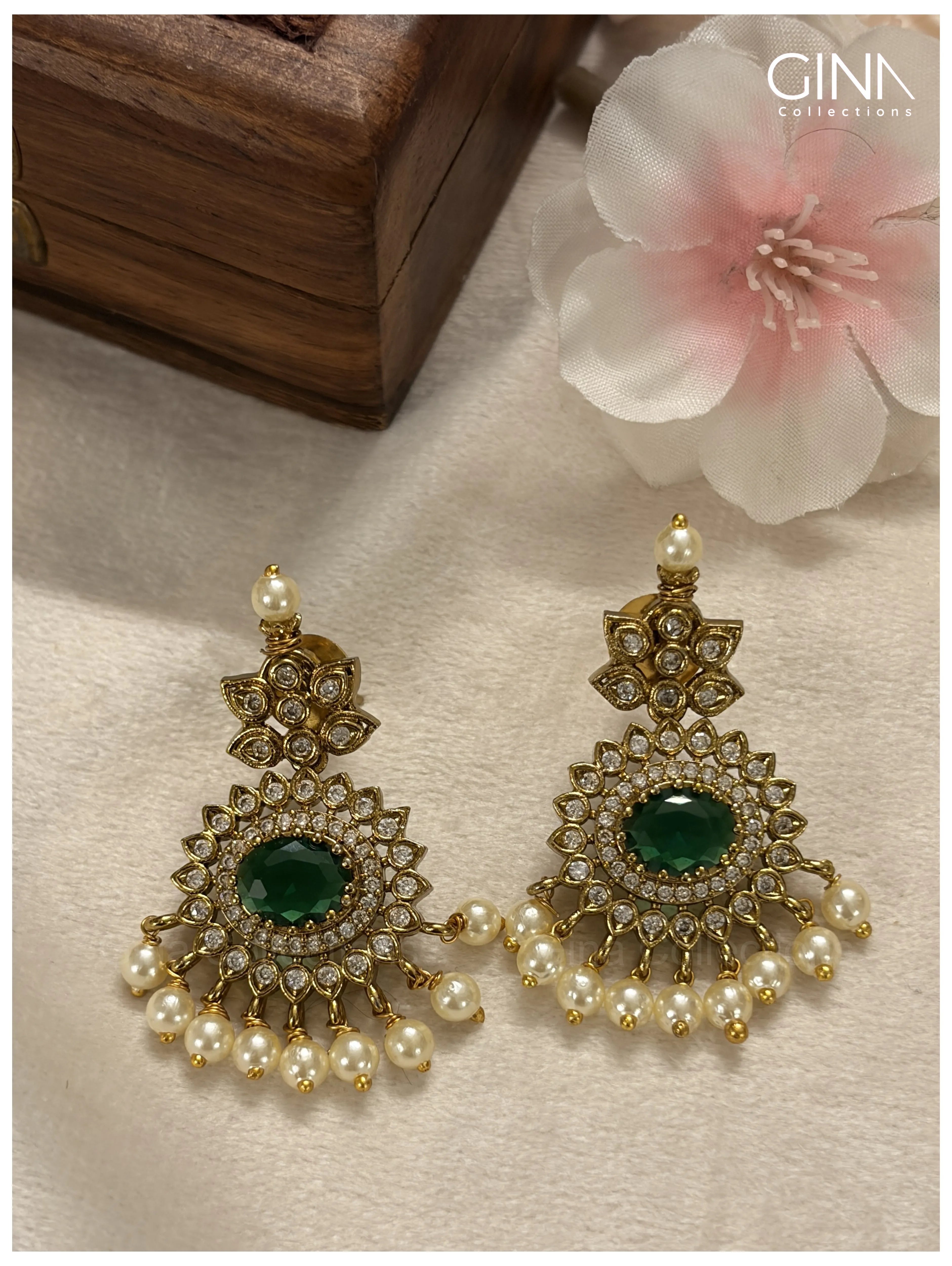 Elegant Emerald with Pearls
